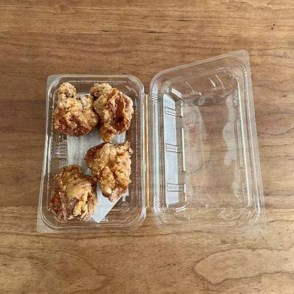 惣菜パックのつなぎ目に『輪ゴム』を引くと？　思わぬ裏技に「試すしかない」「めっちゃ便利」