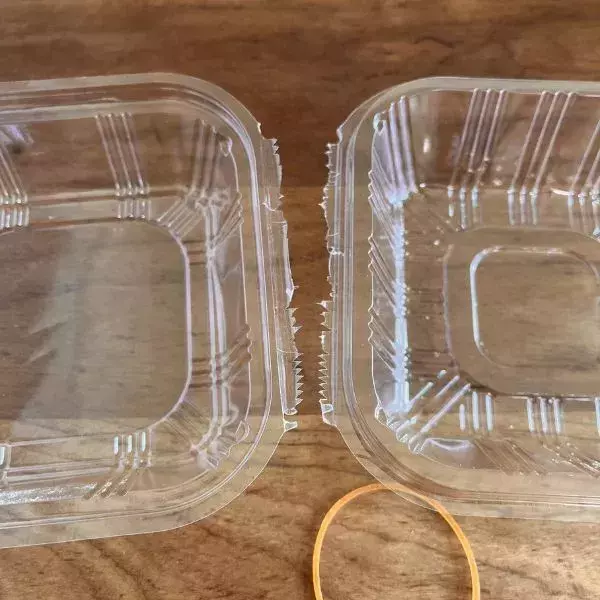 惣菜パックのつなぎ目に『輪ゴム』を引くと？　思わぬ裏技に「試すしかない」「めっちゃ便利」