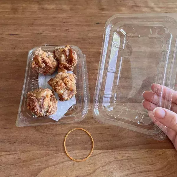 惣菜パックのつなぎ目に『輪ゴム』を引くと？　思わぬ裏技に「試すしかない」「めっちゃ便利」