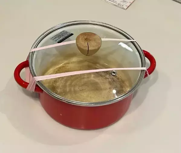 ゴム手袋の『指先』をハサミで切ると？　意外すぎる活用法に「マジ優秀」「真似します」