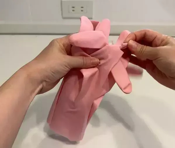 ゴム手袋の『指先』をハサミで切ると？　意外すぎる活用法に「マジ優秀」「真似します」