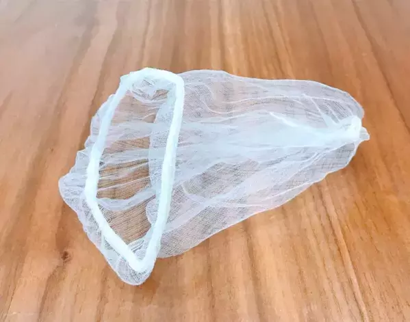 ピンチつきフックに『排水口ネット』を吊るすと？　小物の収納術に「スッキリ」「絶対試す」【活用法4選】