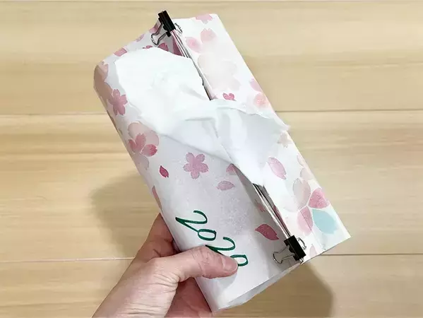 余った紙袋がティッシュケースに！　3分で完成するリメイク術に「テンション上がった」