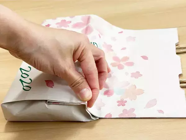 余った紙袋がティッシュケースに！　3分で完成するリメイク術に「テンション上がった」