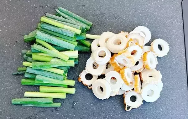 ちくわとネギを混ぜて焼くだけ！　できた簡単つまみに「早く食べたい」「あっという間に皿が空に」