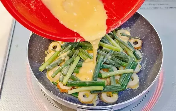 ちくわとネギを混ぜて焼くだけ！　できた簡単つまみに「早く食べたい」「あっという間に皿が空に」