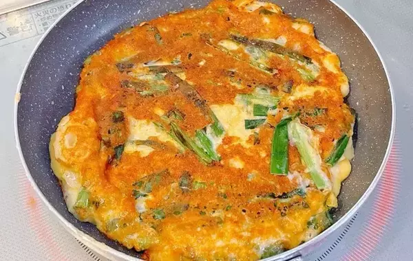 ちくわとネギを混ぜて焼くだけ！　できた簡単つまみに「早く食べたい」「あっという間に皿が空に」