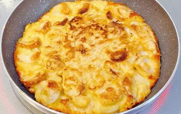 ちくわとネギを混ぜて焼くだけ！　できた簡単つまみに「早く食べたい」「あっという間に皿が空に」