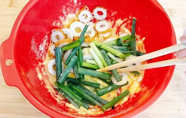ちくわとネギを混ぜて焼くだけ！　できた簡単つまみに「早く食べたい」「あっという間に皿が空に」