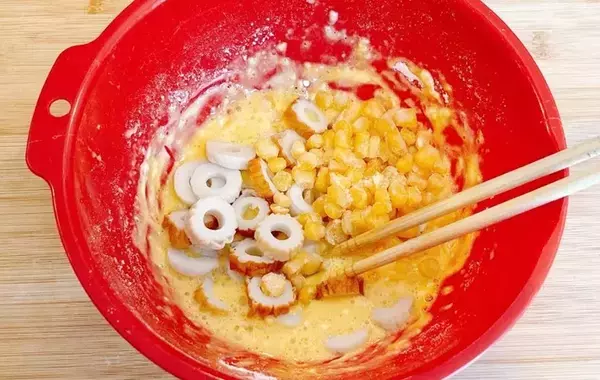 ちくわとネギを混ぜて焼くだけ！　できた簡単つまみに「早く食べたい」「あっという間に皿が空に」