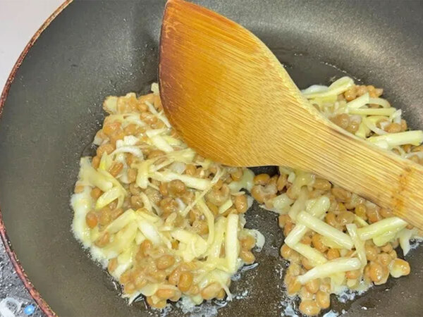 余った納豆の意外な活用法　混ぜて焼くだけの絶品つまみに「夫がドはまり」「連日作った」