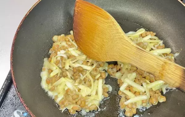 余った納豆の意外な活用法　混ぜて焼くだけの絶品つまみに「夫がドはまり」「連日作った」