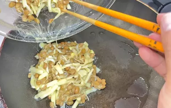 余った納豆の意外な活用法　混ぜて焼くだけの絶品つまみに「夫がドはまり」「連日作った」