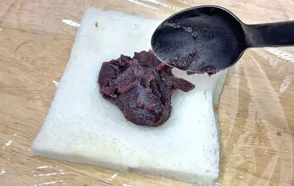 コンビニいらず…！　食パンとこしあんの組み合わせに「本物みたいな味！」「もちっとした弾力」
