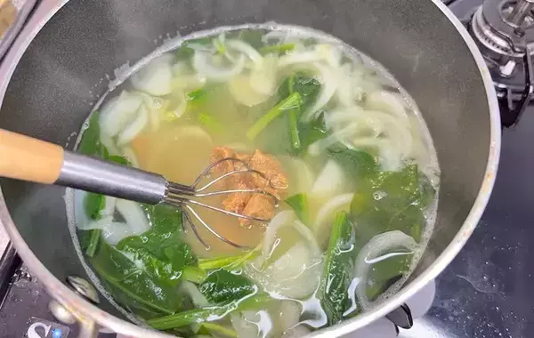 味噌汁に「小さじ1杯」入れるだけ！　まろやかにするコツに「いつもと違う！」