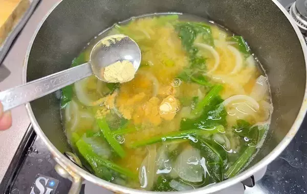 味噌汁に「小さじ1杯」入れるだけ！　まろやかにするコツに「いつもと違う！」