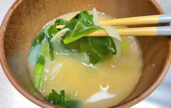 味噌汁に「小さじ1杯」入れるだけ！　まろやかにするコツに「いつもと違う！」