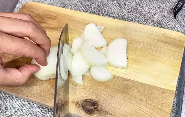 味噌汁に「小さじ1杯」入れるだけ！　まろやかにするコツに「いつもと違う！」