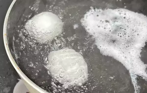 めんつゆ「大さじ1杯」でＯＫ！　味玉1個を少ない調味料で作るコツ【節約レシピ】