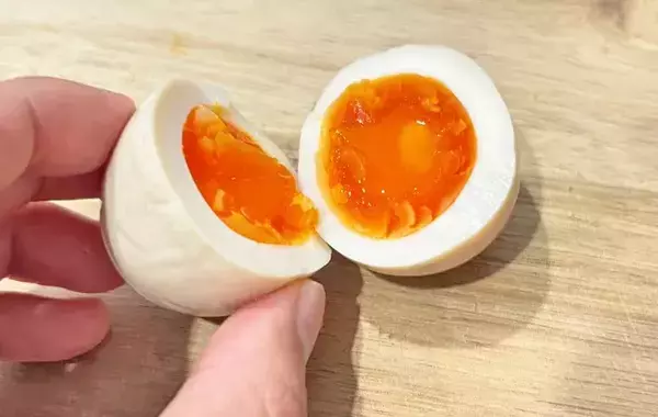 めんつゆ「大さじ1杯」でＯＫ！　味玉1個を少ない調味料で作るコツ【節約レシピ】