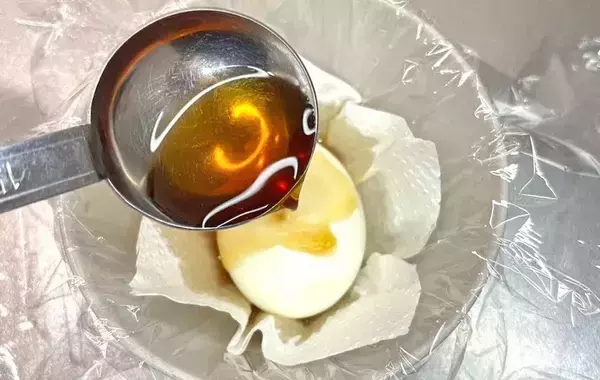 めんつゆ「大さじ1杯」でＯＫ！　味玉1個を少ない調味料で作るコツ【節約レシピ】