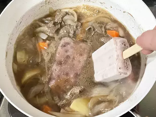 肉じゃがなのに『小豆』が入っている？　氷菓を使った意外なレシピを試してみると…