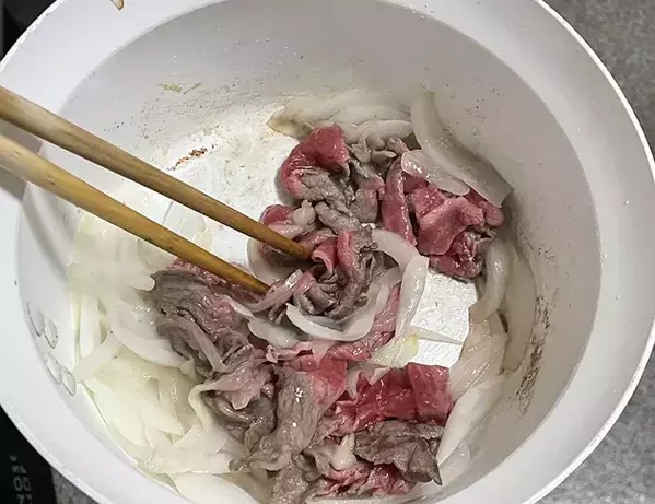 肉じゃがなのに『小豆』が入っている？　氷菓を使った意外なレシピを試してみると…