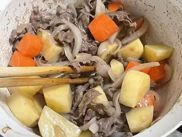 肉じゃがなのに『小豆』が入っている？　氷菓を使った意外なレシピを試してみると…