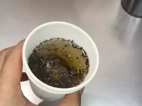 紙コップの底に「小さな穴」を開けるだけ　代用術に「知っておくと役立つ！」