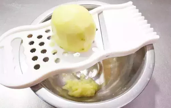 ジャガイモ、おろし器ですってみて！　レンチン2分で作る“簡単”もち【レシピ】