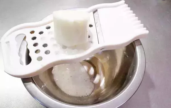 ジャガイモ、おろし器ですってみて！　レンチン2分で作る“簡単”もち【レシピ】