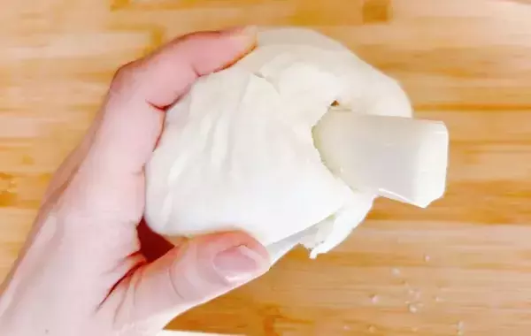 肉まんに穴を開けて…　できた簡単おやつに「相性抜群」「見た目も100点！」