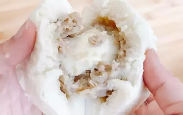 肉まんに穴を開けて…　できた簡単おやつに「相性抜群」「見た目も100点！」