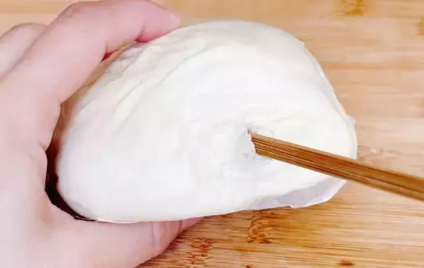 肉まんに穴を開けて…　できた簡単おやつに「相性抜群」「見た目も100点！」