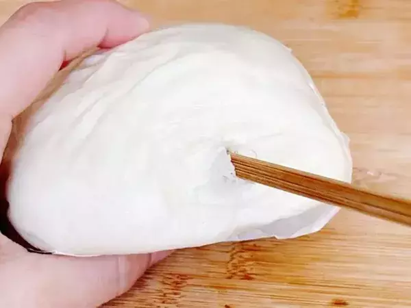 肉まんに穴を開けて…　できた簡単おやつに「相性抜群」「見た目も100点！」