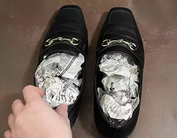 新聞紙は本当に靴を消臭できる？　一晩詰めて放置してみたら…