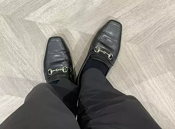 新聞紙は本当に靴を消臭できる？　一晩詰めて放置してみたら…