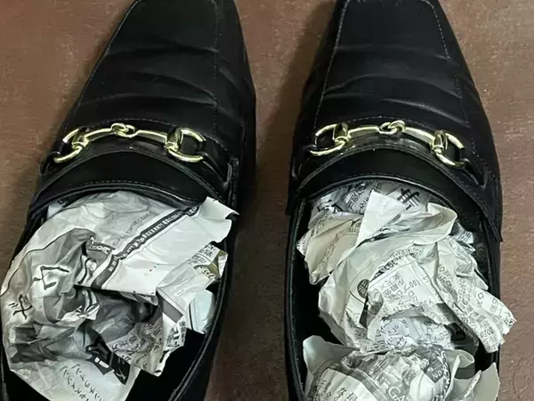 新聞紙は本当に靴を消臭できる？　一晩詰めて放置してみたら…