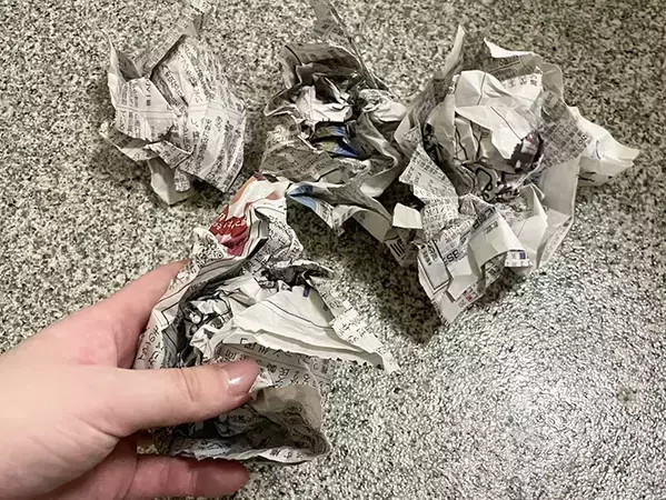 新聞紙は本当に靴を消臭できる？　一晩詰めて放置してみたら…