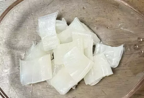 生春巻きの皮が余ったらコレが正解！　キッチンバサミで切るだけ『即席わらび餅』