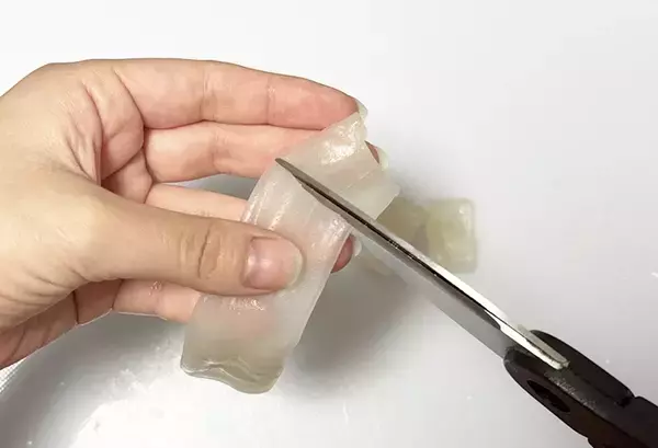 生春巻きの皮が余ったらコレが正解！　キッチンバサミで切るだけ『即席わらび餅』