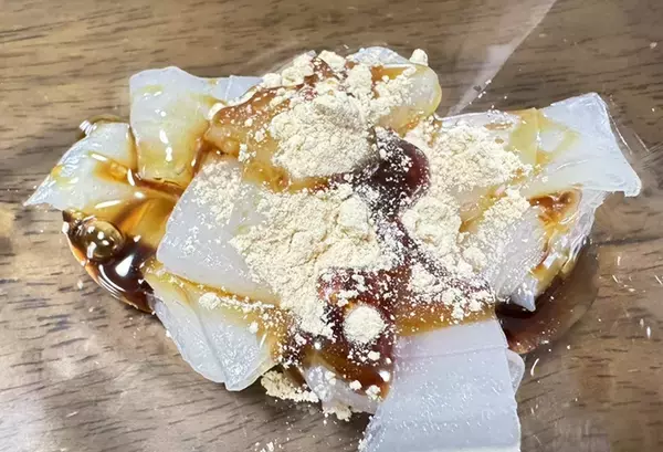 生春巻きの皮が余ったらコレが正解！　キッチンバサミで切るだけ『即席わらび餅』