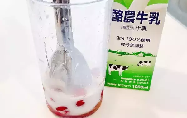 イチゴをジッパー袋に入れて？　冷凍なのにカチカチにならない方法に「まるでスイーツ！」