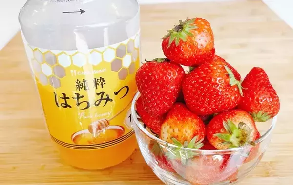 イチゴをジッパー袋に入れて？　冷凍なのにカチカチにならない方法に「まるでスイーツ！」