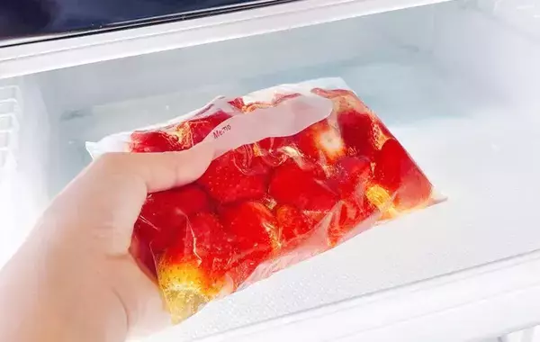 イチゴをジッパー袋に入れて？　冷凍なのにカチカチにならない方法に「まるでスイーツ！」