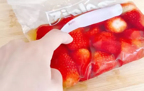 イチゴをジッパー袋に入れて？　冷凍なのにカチカチにならない方法に「まるでスイーツ！」