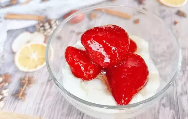 イチゴをジッパー袋に入れて？　冷凍なのにカチカチにならない方法に「まるでスイーツ！」