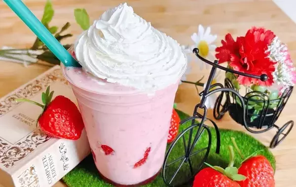 イチゴをジッパー袋に入れて？　冷凍なのにカチカチにならない方法に「まるでスイーツ！」