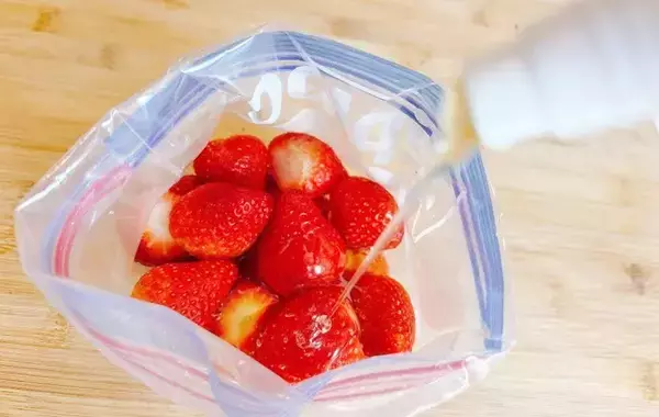 イチゴをジッパー袋に入れて？　冷凍なのにカチカチにならない方法に「まるでスイーツ！」