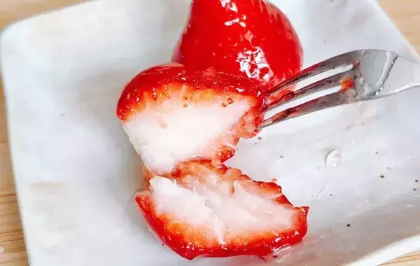 イチゴをジッパー袋に入れて？　冷凍なのにカチカチにならない方法に「まるでスイーツ！」